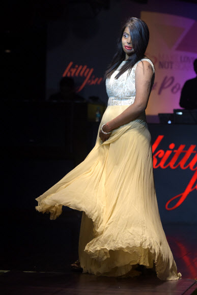 25일(현지시간) 인도 뉴델리에서 열린 비정부단체 ‘상처  아닌 사랑을 만들자(Make Love Not Scars)’가 주최한 패션쇼에서 산성물질 공격을 당해 얼굴에 상처를 입은 인도 여성들이 모델로 무대에 올랐다. AFP 연합뉴스