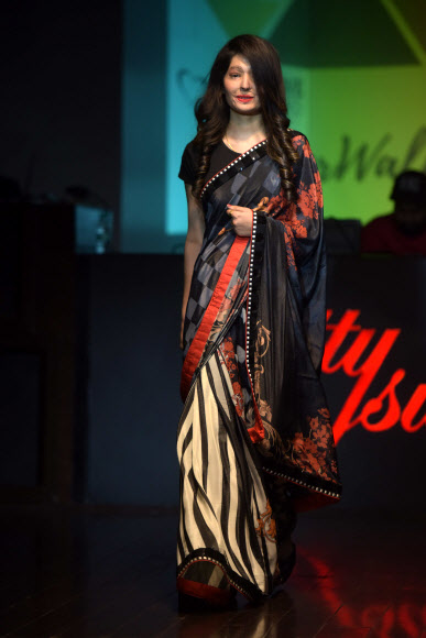 25일(현지시간) 인도 뉴델리에서 열린 비정부단체 ‘상처  아닌 사랑을 만들자(Make Love Not Scars)’가 주최한 패션쇼에서 산성물질 공격을 당해 얼굴에 상처를 입은 인도 여성들이 모델로 무대에 올랐다. AFP 연합뉴스