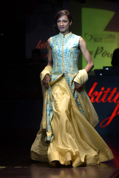 25일(현지시간) 인도 뉴델리에서 열린 비정부단체 ‘상처  아닌 사랑을 만들자(Make Love Not Scars)’가 주최한 패션쇼에서 산성물질 공격을 당해 상처를 입은 인도 여성들이 모델로 무대에 올랐다. AFP 연합뉴스