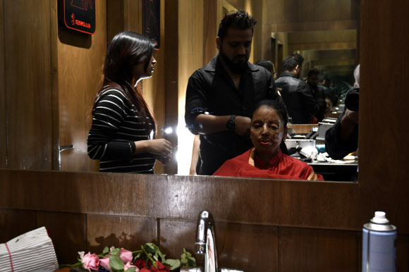 25일(현지시간) 인도 뉴델리에서 열린 비정부단체 ‘상처  아닌 사랑을 만들자(Make Love Not Scars)’가 주최한 패션쇼에서 모델이 된 산성물질 공격을 당해 상처를 입은 인도 여성들이 무대에 올라가기 전 준비를 하고 있다. AFP 연합뉴스