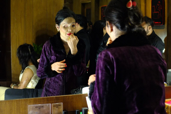 25일(현지시간) 인도 뉴델리에서 열린 비정부단체 ‘상처  아닌 사랑을 만들자(Make Love Not Scars)’가 주최한 패션쇼에서 모델이 된 산성물질 공격을 당해 상처를 입은 인도 여성들이 무대에 올라가기 전 준비를 하고 있다. AFP 연합뉴스