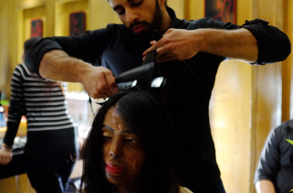 25일(현지시간) 인도 뉴델리에서 열린 비정부단체 ‘상처  아닌 사랑을 만들자(Make Love Not Scars)’가 주최한 패션쇼에서 모델이 된 산성물질 공격을 당해 상처를 입은 인도 여성들이 무대에 올라가기 전 준비를 하고 있다. AFP 연합뉴스