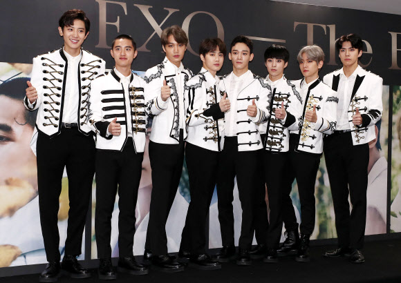 그룹 엑소(EXO)가 26일 오후 서울 고척스카이돔에서 네 번째 단독 콘서트 기자회견에 앞서 포즈를 취하고 있다.  연합뉴스