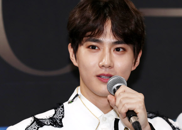 그룹 엑소(EXO)의 리더 수호가 26일 오후 서울 고척스카이돔에서 네 번째 단독 콘서트 기자회견에서 인사말을 하고 있다.  연합뉴스