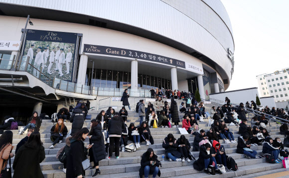 그룹 엑소(EXO)의 네 번째 단독 콘서트가 열리는 26일 오후 서울 고척스카이돔 광장이 많은 팬들로 붐비고 있다.  연합뉴스