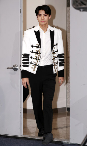 그룹 엑소(EXO)의 세훈이 26일 오후 서울 고척스카이돔에서 열리는 네 번째 단독 콘서트 ’엑소 플래닛 4 - 디 엘리시온’ 기자회견에 참석하기 위해 입장하고 있다.  연합뉴스