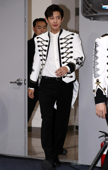 그룹 엑소(EXO)의 찬열이 26일 오후 서울 고척스카이돔에서 열리는 네 번째 단독 콘서트 ’엑소 플래닛 4 - 디 엘리시온’ 기자회견에 참석하기 위해 입장하고 있다.  연합뉴스