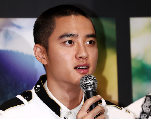 그룹 엑소(EXO)의 디오(도경수)가 26일 오후 서울 고척스카이돔에서 열리는 네 번째 단독 콘서트 ’엑소 플래닛 4 - 디 엘리시온’ 기자회견에서 인사말을 하고 있다.  연합뉴스