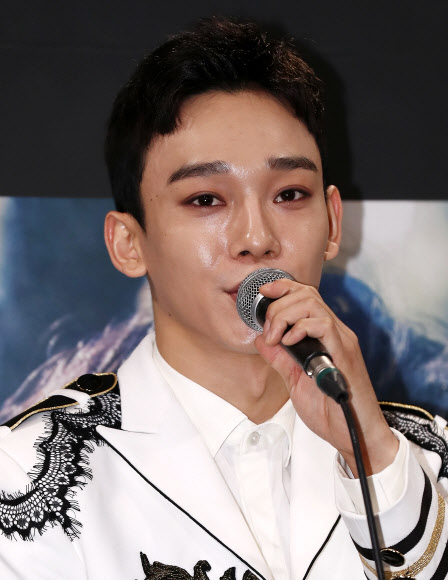 그룹 엑소(EXO)의 첸이 26일 오후 서울 고척스카이돔에서 열리는 네 번째 단독 콘서트 ’엑소 플래닛 4 - 디 엘리시온’ 기자회견에서 인사말을 하고 있다.  연합뉴스