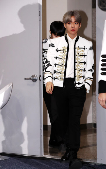 그룹 엑소(EXO)의 백현이 26일 오후 서울 고척스카이돔에서 열리는 네 번째 단독 콘서트 ’엑소 플래닛 4 - 디 엘리시온’ 기자회견에 참석하기 위해 입장하고 있다.  연합뉴스