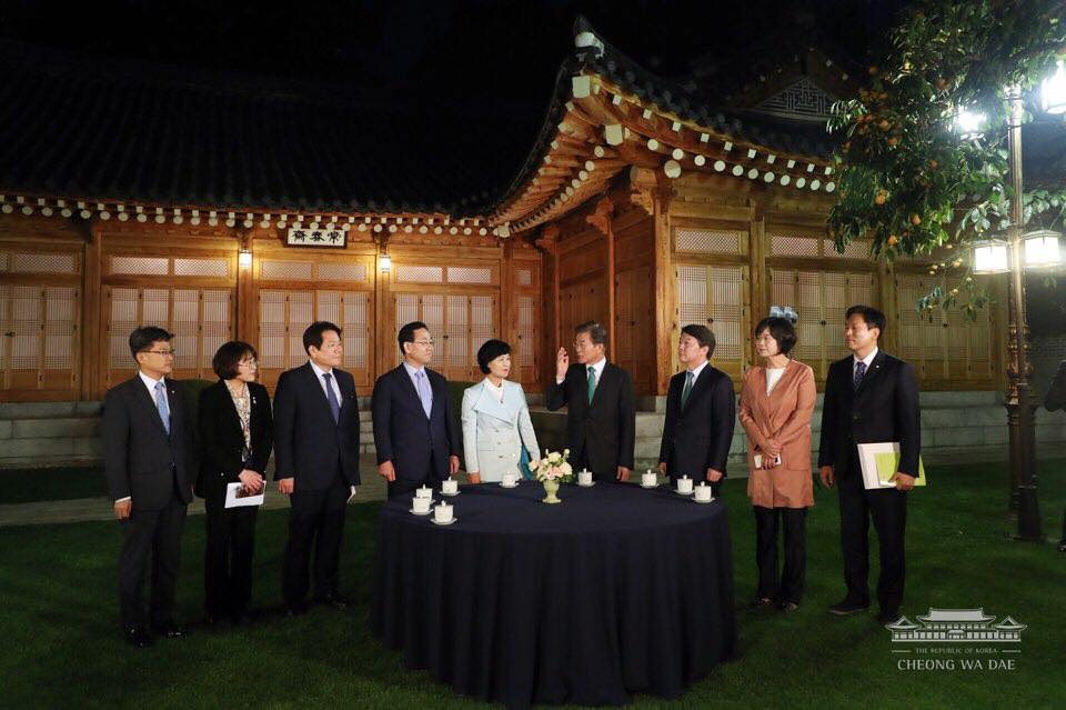 가을 밤, 상춘재 뜰 앞 감나무. 청와대 페이스북