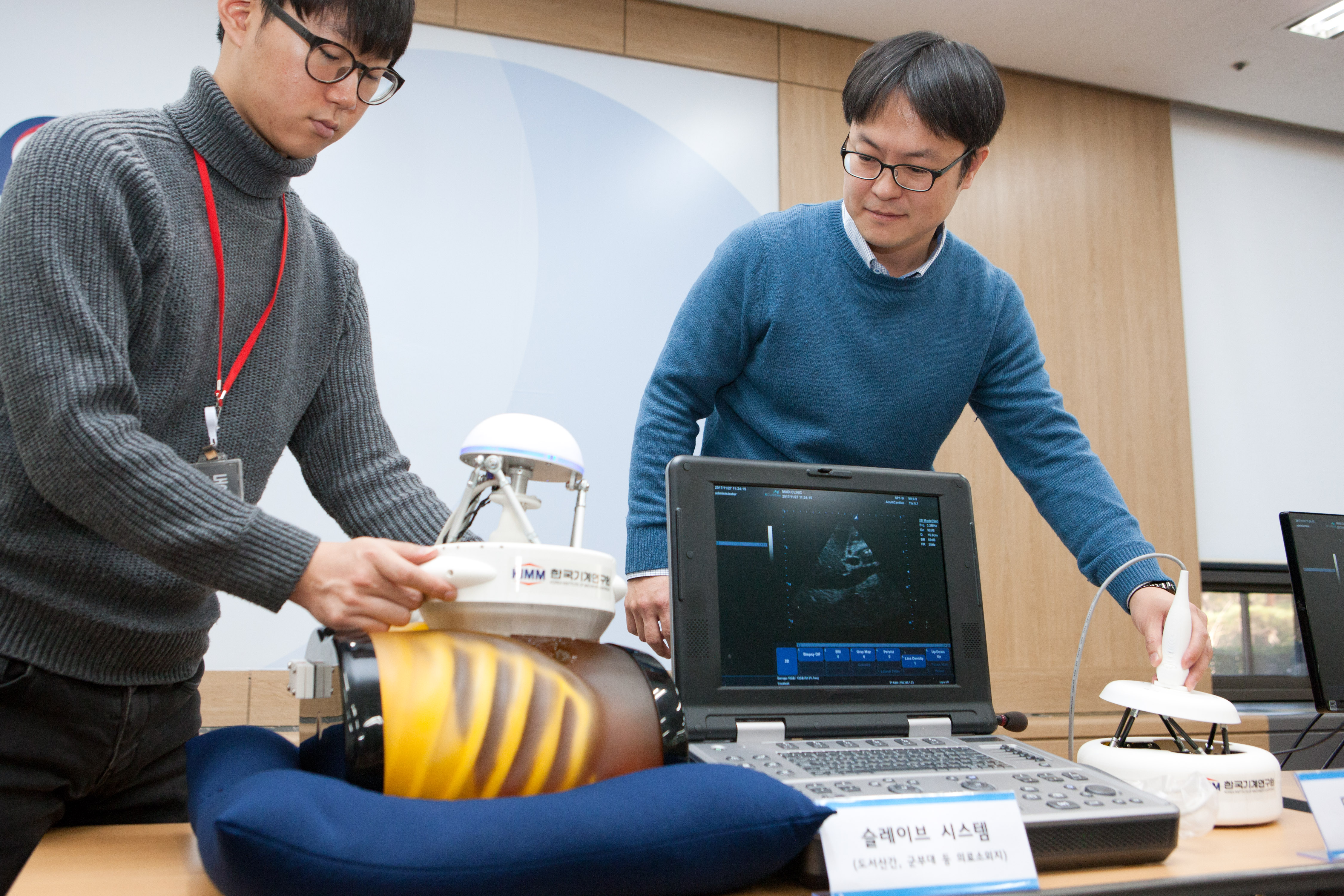 한국기계연구원 연구진이 이번에 개발한 원격진료 로봇기술을 시연하고 있다. 과학기술정보통신부 제공