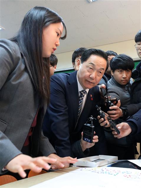 선택형 교육과정 수업 참관하는 김상곤 부총리