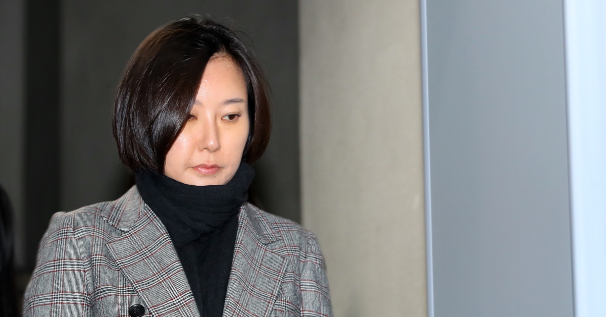 삼성그룹을 압박해 한국동계스포츠영재센터에 후원금을 내게 한 혐의 등으로 기소된 장시호씨가 지난 8일 오후 결심공판에 출석 후 서울 서초구 중앙지법을 떠나고 있다. 이날 결심공판에서 검찰은 장 씨에게 징역 1년 6개월을 구형했다. 2017.11.8 연합뉴스