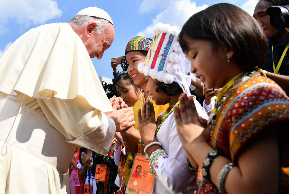 프란치스코 교황 미얀마 방문… 로힝야족 문제 풀릴까 