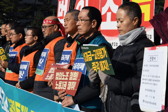 전국교직원노동조합 집행부가 지난달 27일 서울 종로구 청와대 분수대 광장에서 열린 ‘전교조 총력투쟁 재돌입 기자회견’에서 법외노조 철회, 노동기본권 쟁취 및 교원평가·성과급 폐지를 정부에 촉구하는 구호를 외치고 있다. 강성남 선임기자 snk@seoul.co.kr