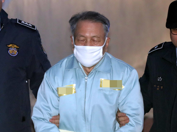 김기춘 전 대통령 비서실장이 28일 오전 서초구 서울고등법원에서 열린 재판에 출석하기 위해 법정으로 향하고 있다.  연합뉴스