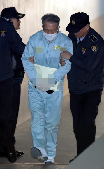 김기춘 전 대통령 비서실장이 28일 오전 서초구 서울고등법원에서 열린 재판에 출석하기 위해 법정으로 향하고 있다. 연합뉴스