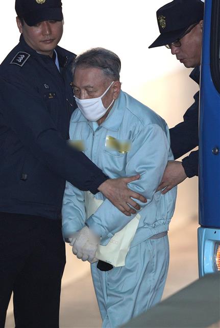 김기춘 전 대통령 비서실장이 28일 오전 서울 서초구 서울중앙지방법원에서 열린 ’문화계 블랙리스트’ 직권남용권리행사 방해 등 항소심 9회 공판에 출석하고 있다.  뉴스1