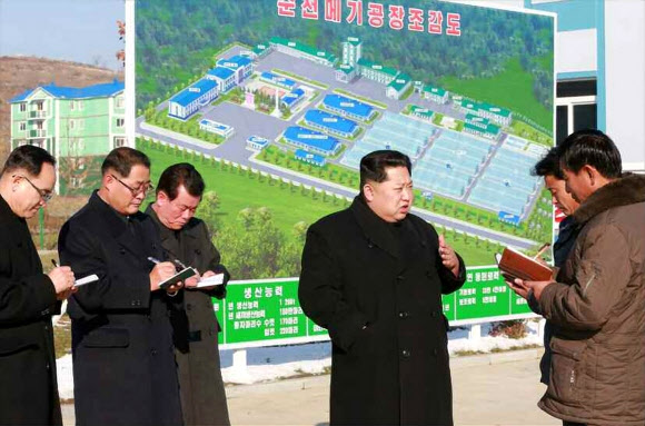 김정은 북한 노동당 위원장이 평안남도 순천에 최근 준공된 메기공장(양어장)을 시찰했다고 노동당 기관지 노동신문이 28일 보도했다.  연합뉴스