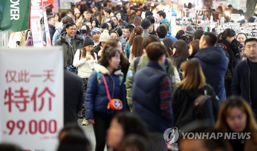 사드갈등 봉합, 관광객 붐비는 명동 연합뉴스