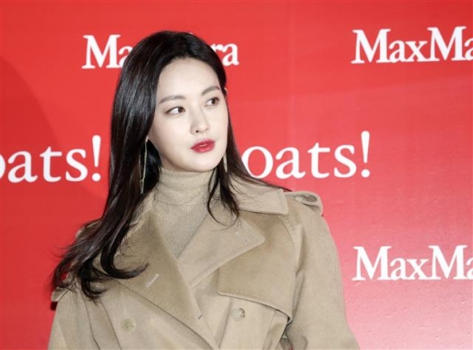 배우 오연서가 28일 서울 중구 동대문디자인플라자(DDP)에서 열린 한 패션 브랜드의 전시회 개최 기념 행사에 참석해 포즈를 취하고 있다. <br>뉴스1