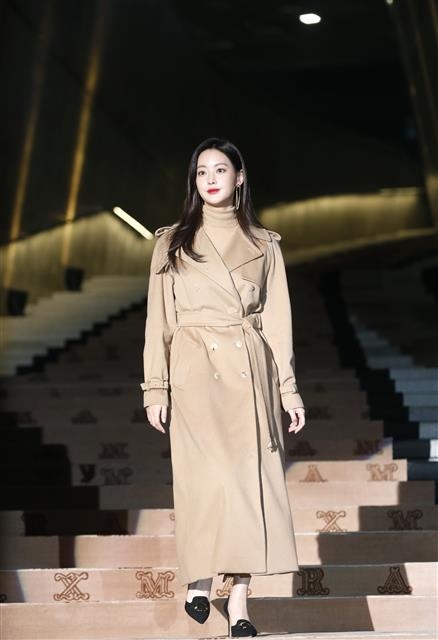 배우 오연서가 28일 서울 중구 동대문디자인플라자(DDP)에서 열린 한 패션 브랜드의 전시회 개최 기념 행사에 참석하고 있다. <br>뉴스1