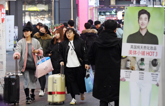 중국 정부가 베이징과 산둥성 지역에 한해 한국행 단체관광을 허용하겠다고 밝힌 28일 중국인 관광객들이 서울 명동 거리를 지나가고 있다. 박윤슬 기자 seul@seoul.co.kr