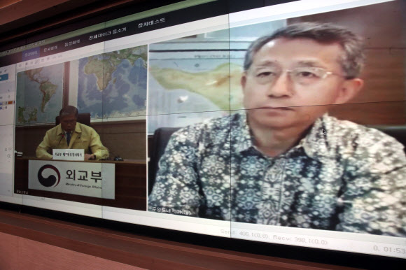 주 인도네시아 대사와 통화하는 외교부 신속대응팀