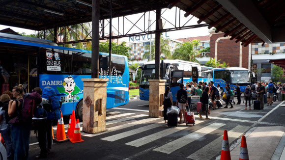 발리 벗어나는 여행객들