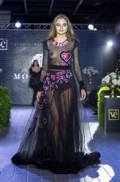 28일(현지시간) 몰도바 키시나우에서 열린 패션쇼에서 모르핀의 컬렉션을 모델이 선보이고 있다.<br>EPA 연합뉴스