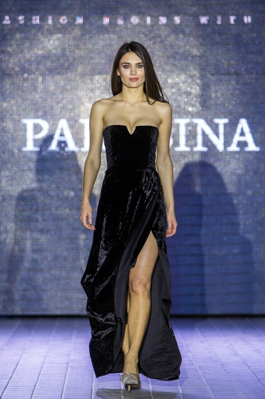 28일(현지시간) 몰도바 키시나우에서 열린 패션쇼에서 파루비나의 컬렉션을 모델이 선보이고 있다.<br>EPA 연합뉴스