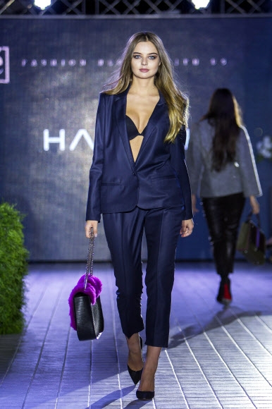 28일(현지시간) 몰도바 키시나우에서 열린 패션쇼에서 하스켈의 컬렉션을 모델이 선보이고 있다.<br>EPA 연합뉴스