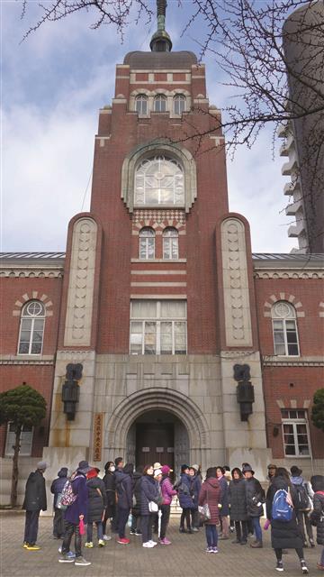 명동성당, 조선총독부와 함께 3대 근대 건축물로 꼽히는 천도교 중앙대교당.