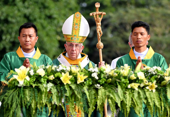 “복수 유혹 떨치고 용서를” 교황, 불교국가 미얀마서 첫 미사 