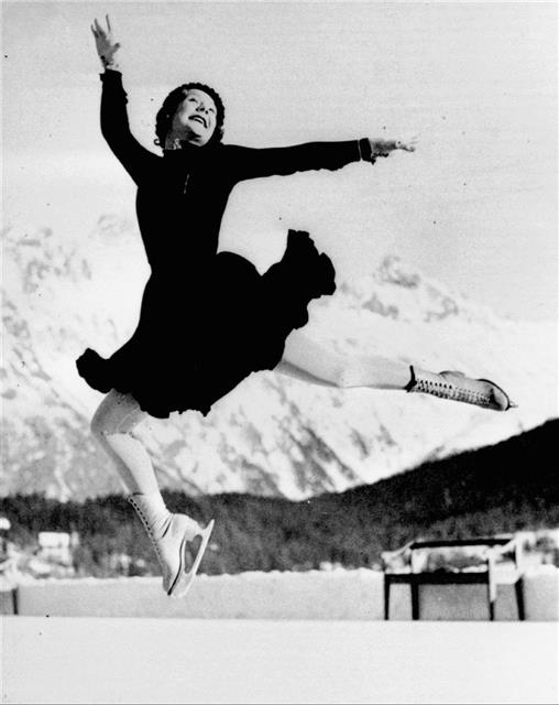 소냐 헤니가 1932년 레이크플래시드 동계올림픽 여자 피겨 싱글에서 고난도 점프 연기를 펼쳐 보이고 있다. 헤니는 사후 30년인 1999년 AP통신으로부터 ‘20세기 최고의 여성 스포츠 스타’에 선정됐다. AP 연합뉴스