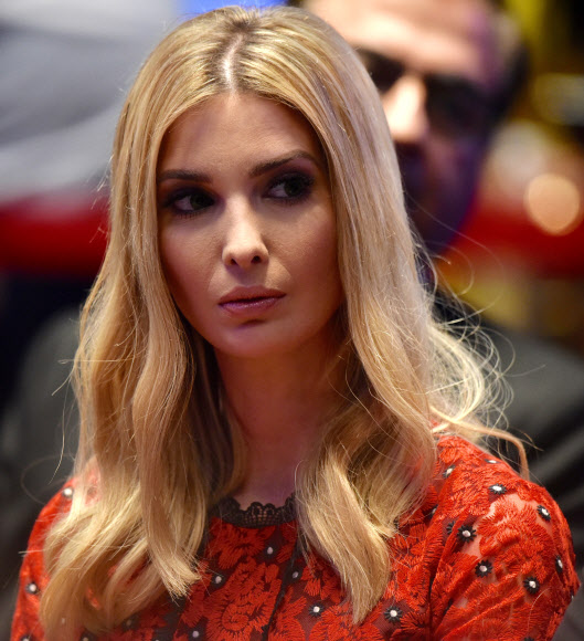 미국 대통령 고문이자 미국 사절단 대표인 이방카 트럼프가 29일(현지시간) 인도 하이데라바드에서 열린 ‘the eighth annual Global Entrepreneurship Summit (GES)’에서 신흥 기업인들과 퀴즈를 함께하고 있다. EPA 연합뉴스