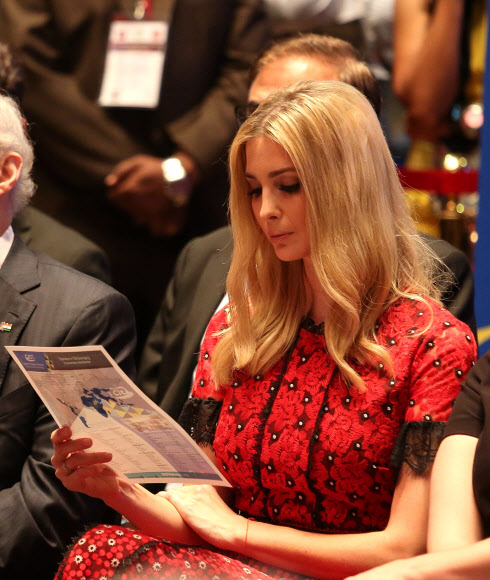 미국 대통령 고문이자 미국 사절단 대표인 이방카 트럼프가 29일(현지시간) 인도 하이데라바드에서 열린 ‘the eighth annual Global Entrepreneurship Summit (GES)’에서 신흥 기업인들과 퀴즈를 함께하고 있다. EPA 연합뉴스