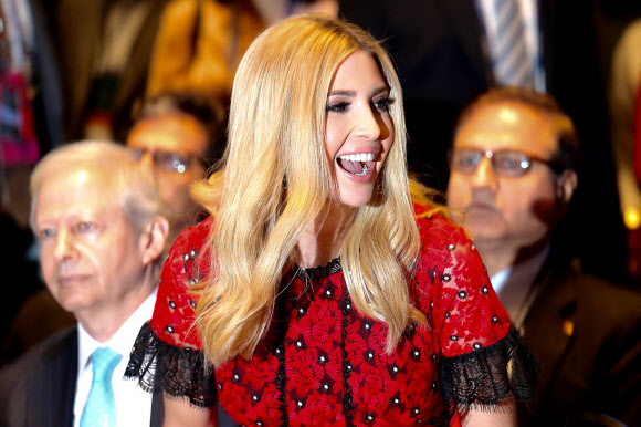 미국 대통령 고문이자 미국 사절단 대표인 이방카 트럼프가 29일(현지시간) 인도 하이데라바드에서 열린 ‘the eighth annual Global Entrepreneurship Summit (GES)’에서 신흥 기업인들과 퀴즈를 함께하며 활짝 웃고 있다. EPA 연합뉴스