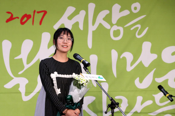 소감 말하는 장혜영 유튜버