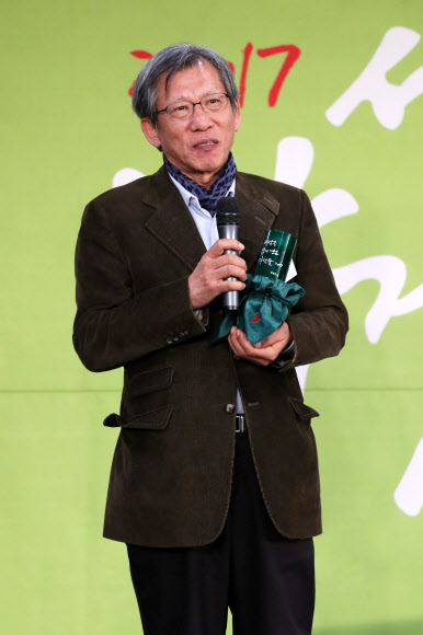 소감말하는 유홍준 교수