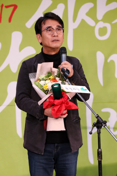 수상소감 말하는 유시민 작가