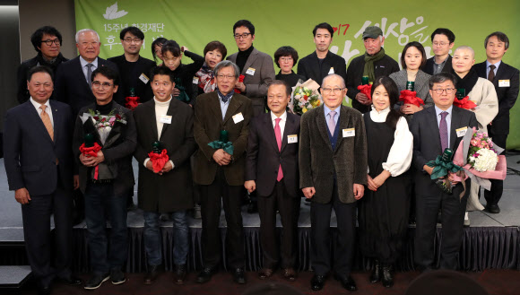 세상을 밝게 만든 사람들