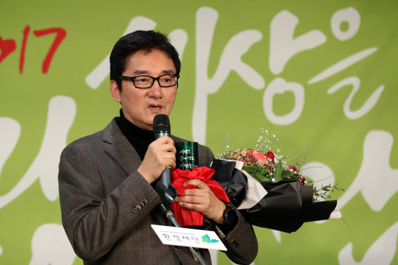 소감말하는 조세현 작가