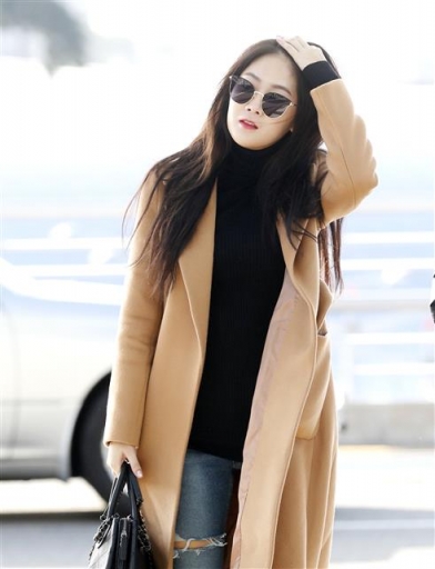 가수 소유가 2017 MAMA 참석차 30일 오전 인천공항을 통해 홍콩으로 출국하고 있다. <br>뉴스1