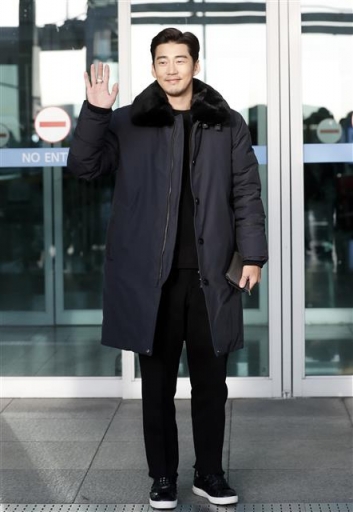배우 윤계상이 2017 MAMA 참석차 30일 오전 인천공항을 통해 홍콩으로 출국하고 있다. <br>뉴스1