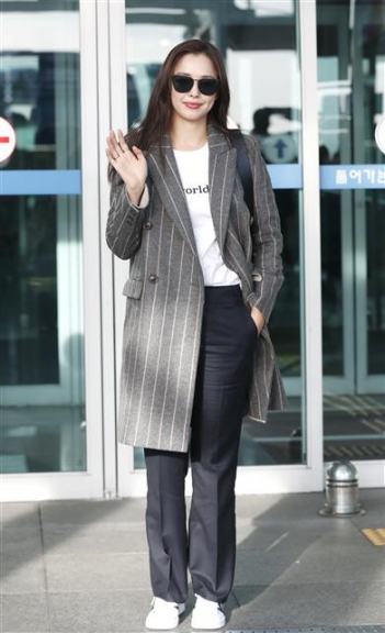 배우 이하늬가 2017 MAMA 참석차 30일 오전 인천공항을 통해 홍콩으로 출국하며 포즈를 취하고 있다. <br>뉴스1