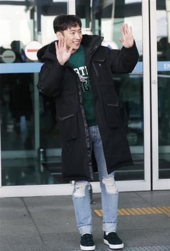 배우 이제훈이 2017 MAMA 참석차 30일 오전 인천공항을 통해 홍콩으로 출국하고 있다. <br>뉴스1