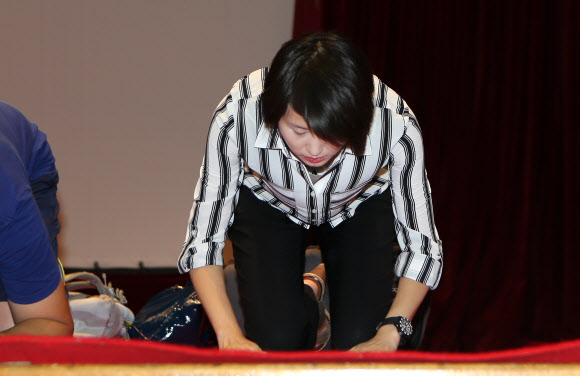 최태원 SK그룹 회장 둘째딸 민정씨가 지난 2014년 경남 창원시 해군사관학교 이인호 기념관에서 어머니 등 가족을 향해 큰절을 하고 있다. 연합뉴스