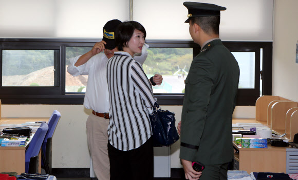 최태원 SK그룹 회장 둘째딸 민정(가운데)씨가 지난 2014년 경남 창원시 해군사관학교 장교교육대대 생활관을 둘러보고 있다.  연합뉴스